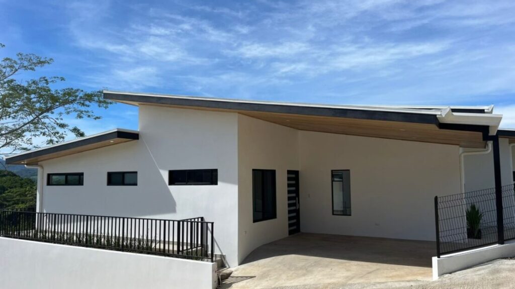 Modern home in Atenas